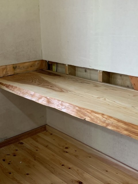 完成した杉板のカウンター